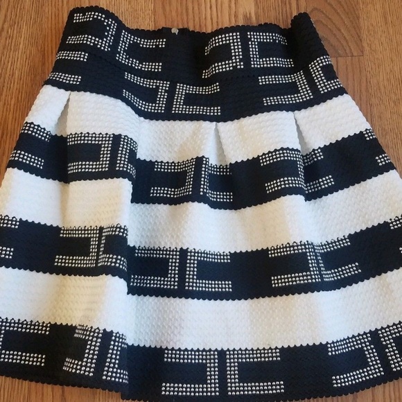 Sold Solution Womans M/L Skirt Black White Studded - Picture 2 of 5